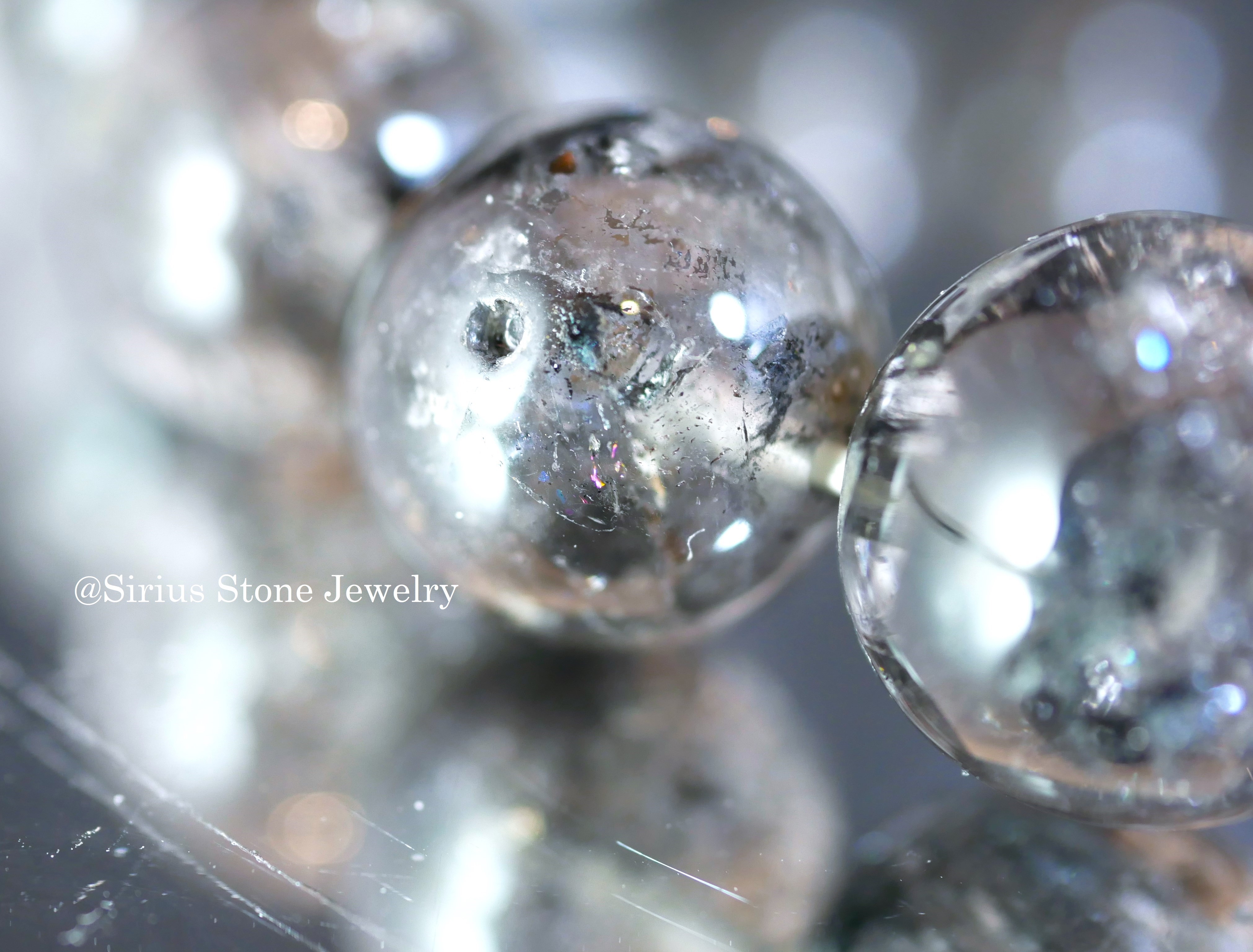 ガーデンエレスチャル特有の穴やクラックが入っています