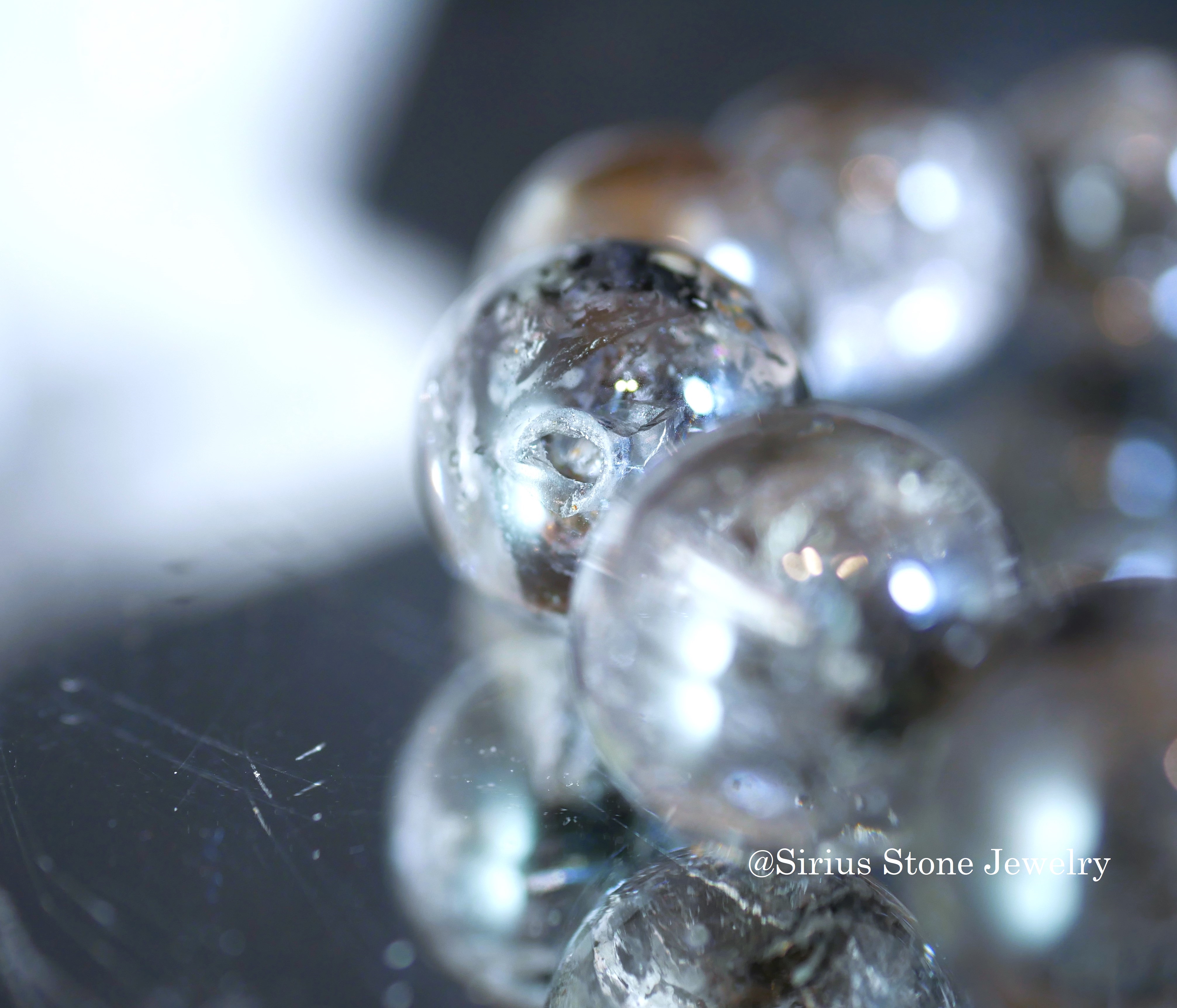 ガーデンエレスチャル特有の穴やクラックが入っています