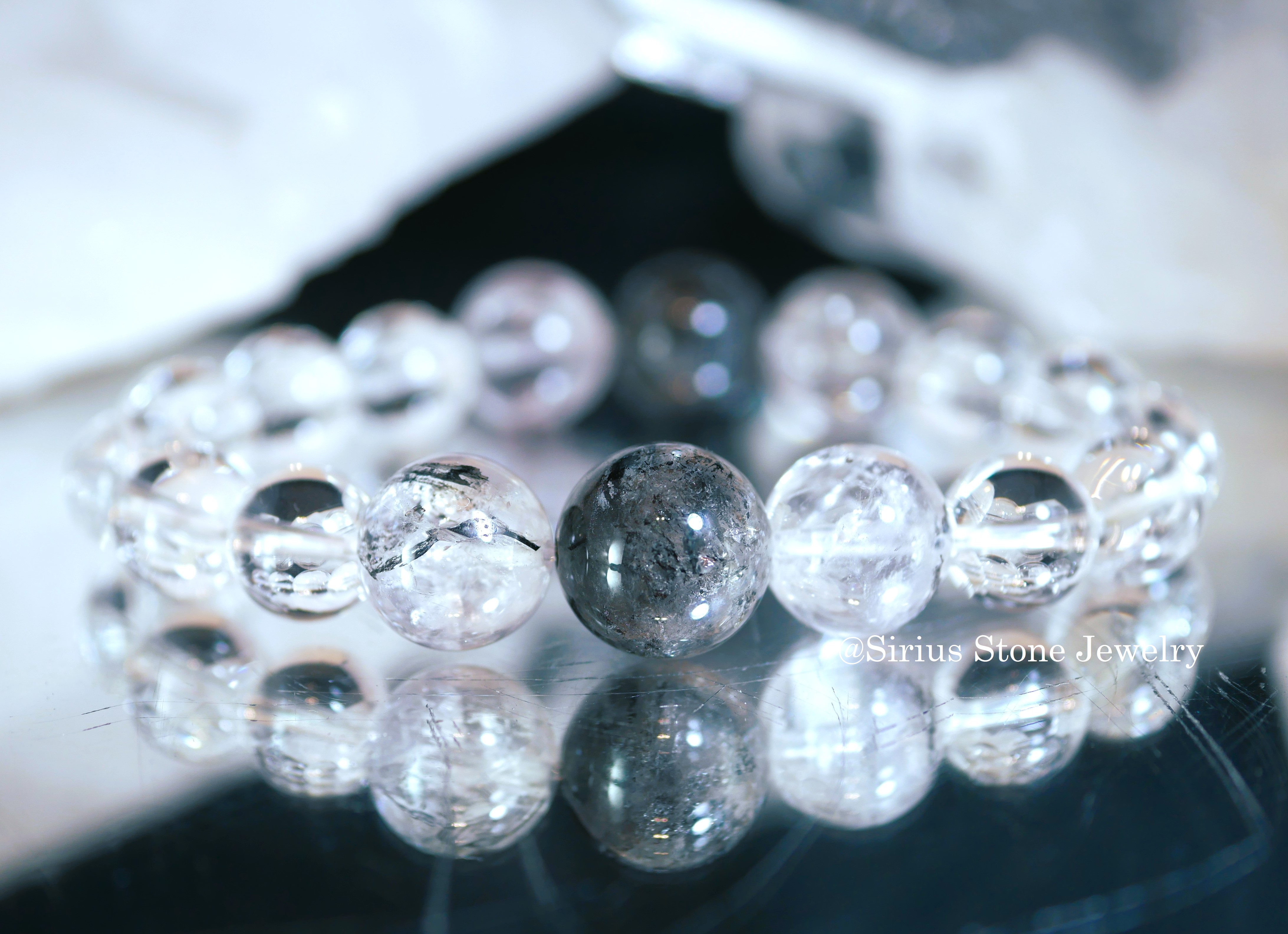 ガーデンエレスチャル特有の穴やクラックが入っています