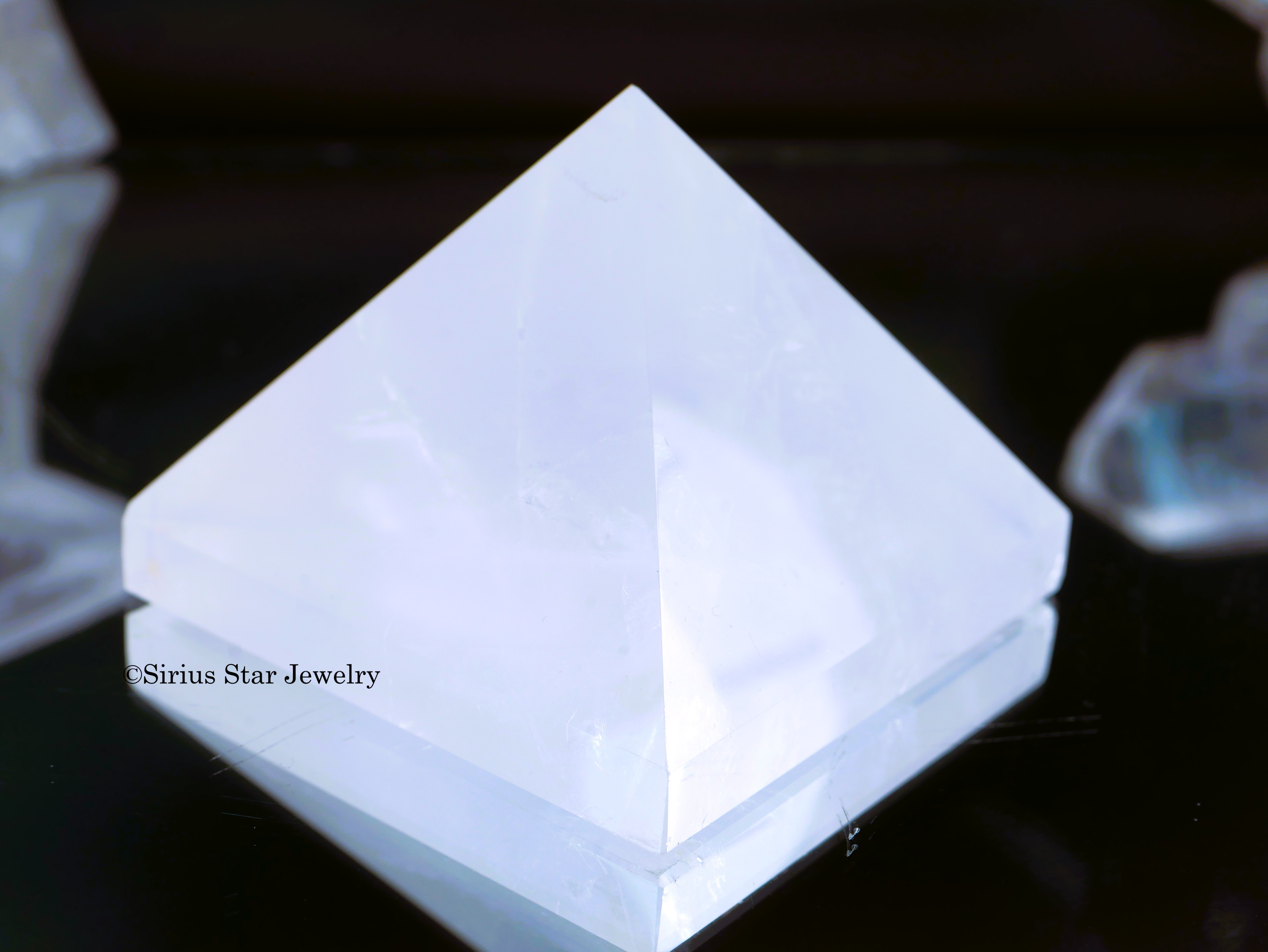 愛と奇跡のローズクォーツピラミッド　ホワイト