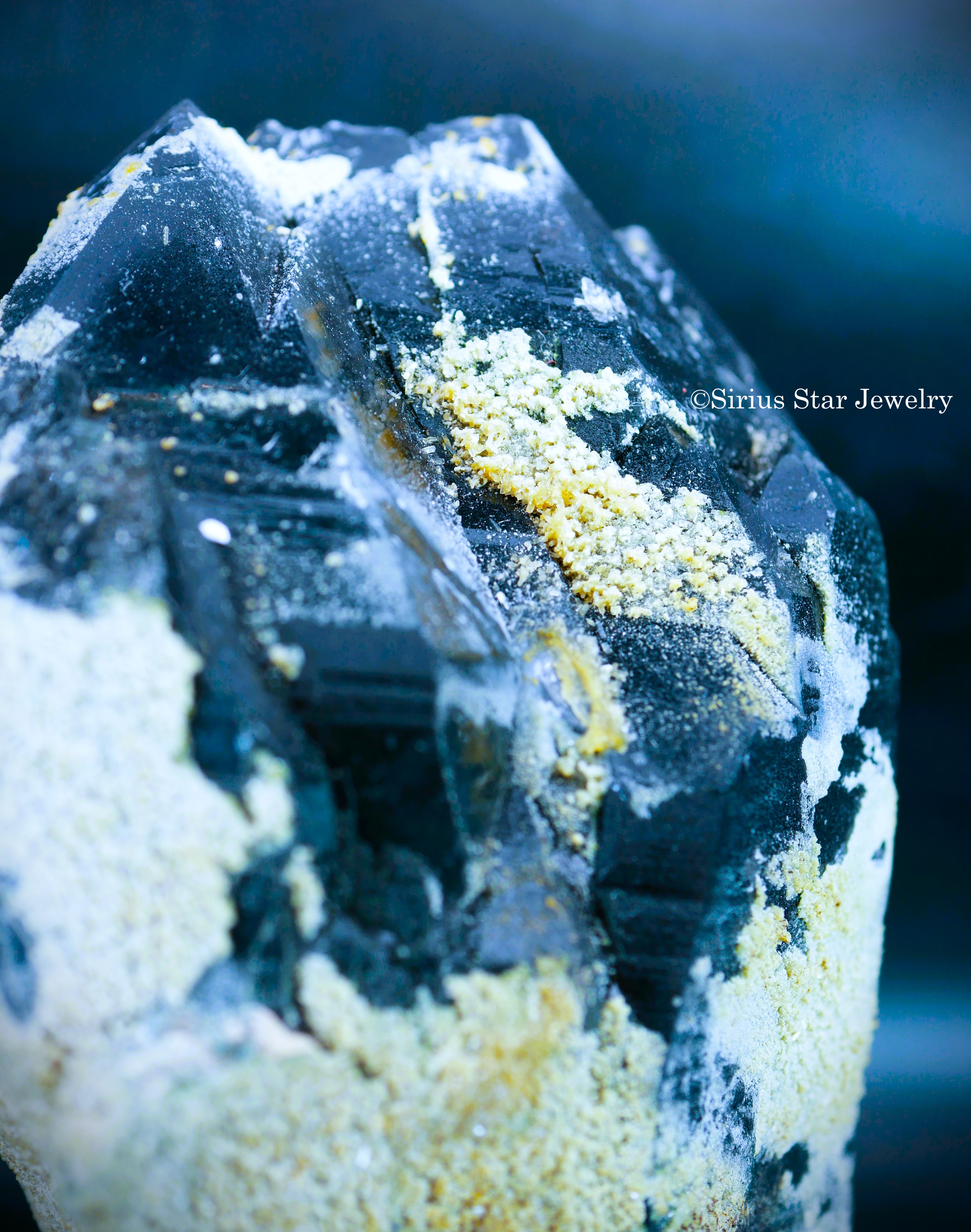 天然チベット産モリオン原石【台付】