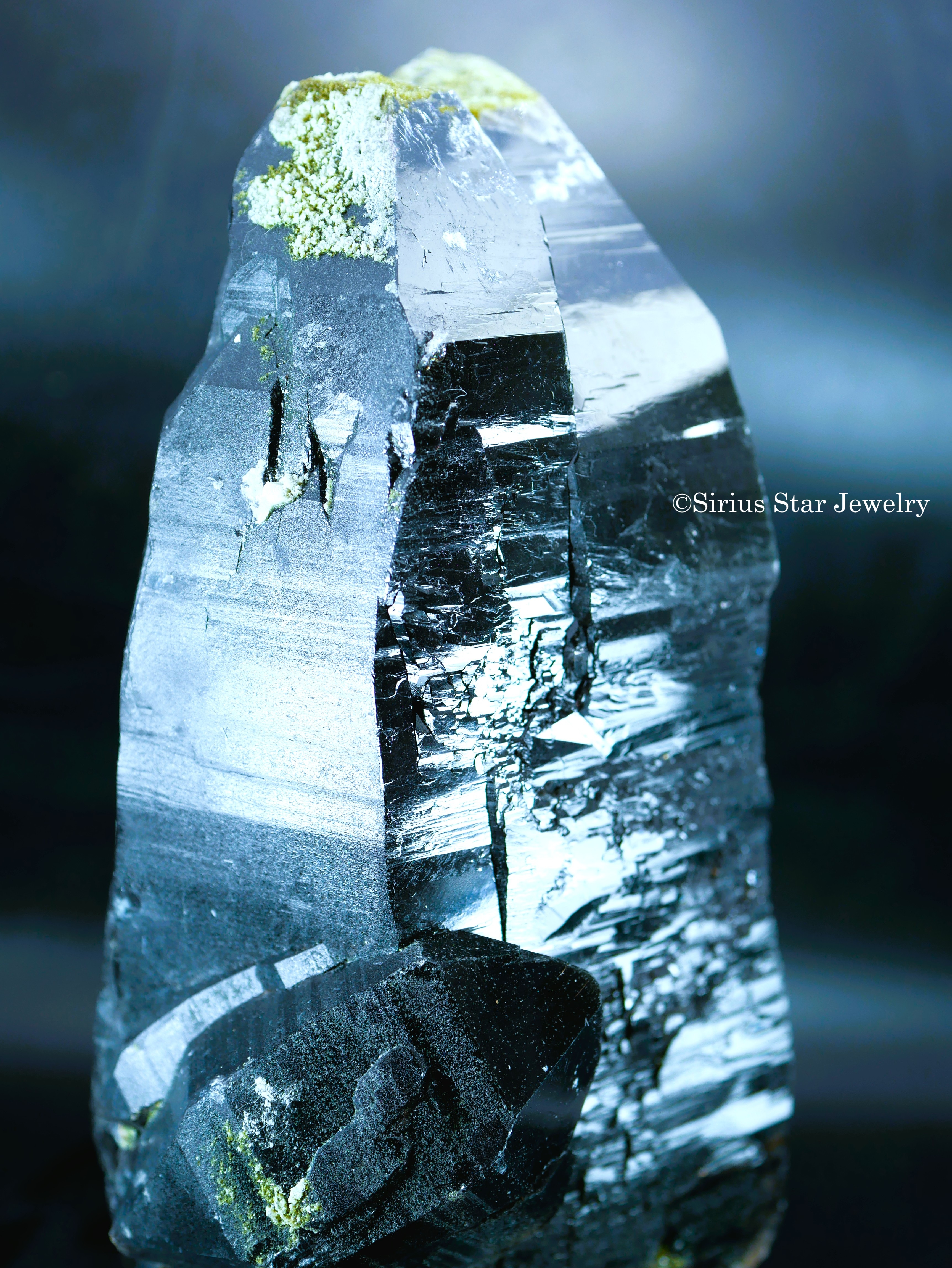 天然チベット産モリオン原石　ラージ【台付】