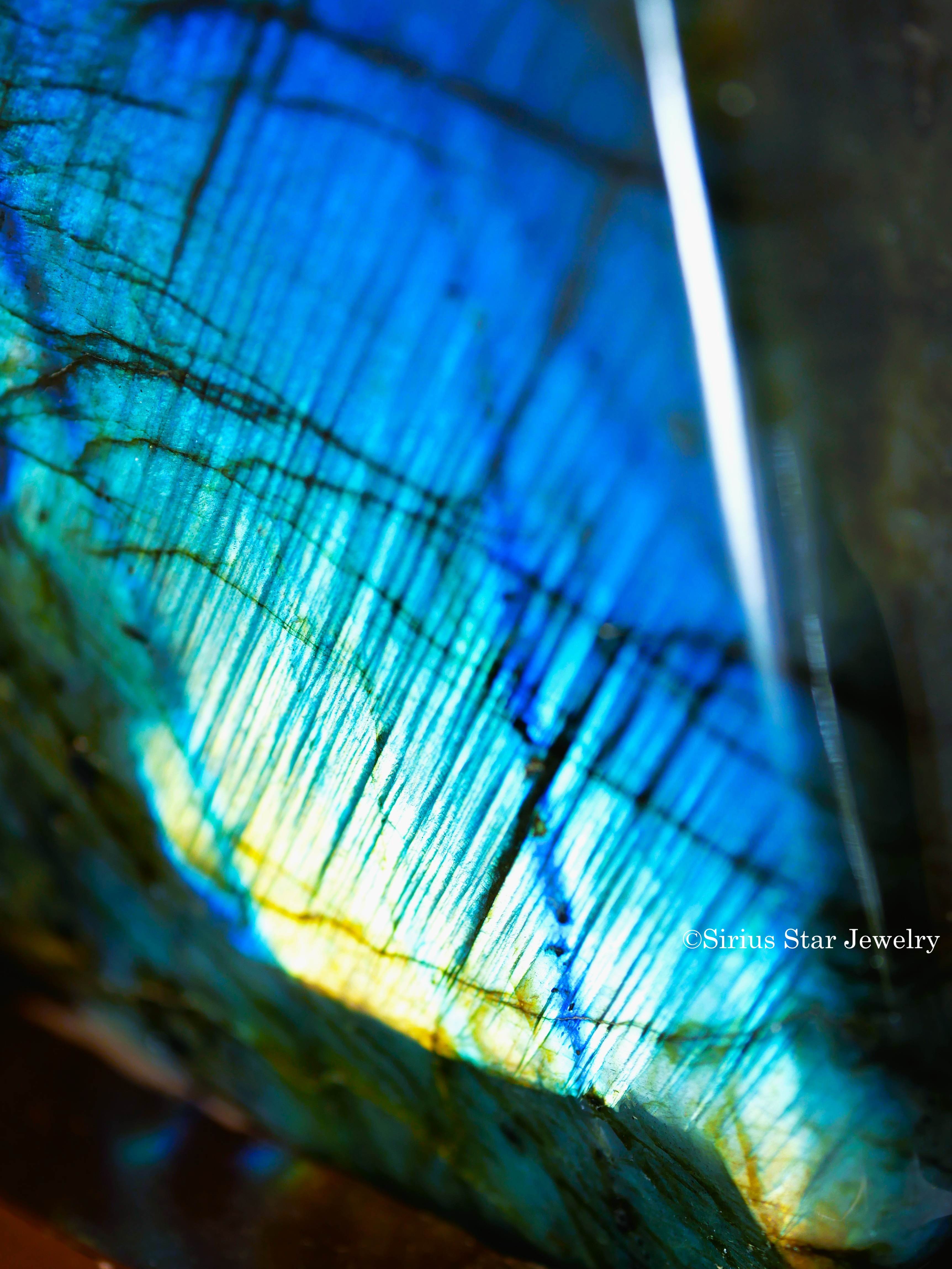 宇宙の魔法石ラブラドライト原石 ミディアム（台付き）｜シリウス