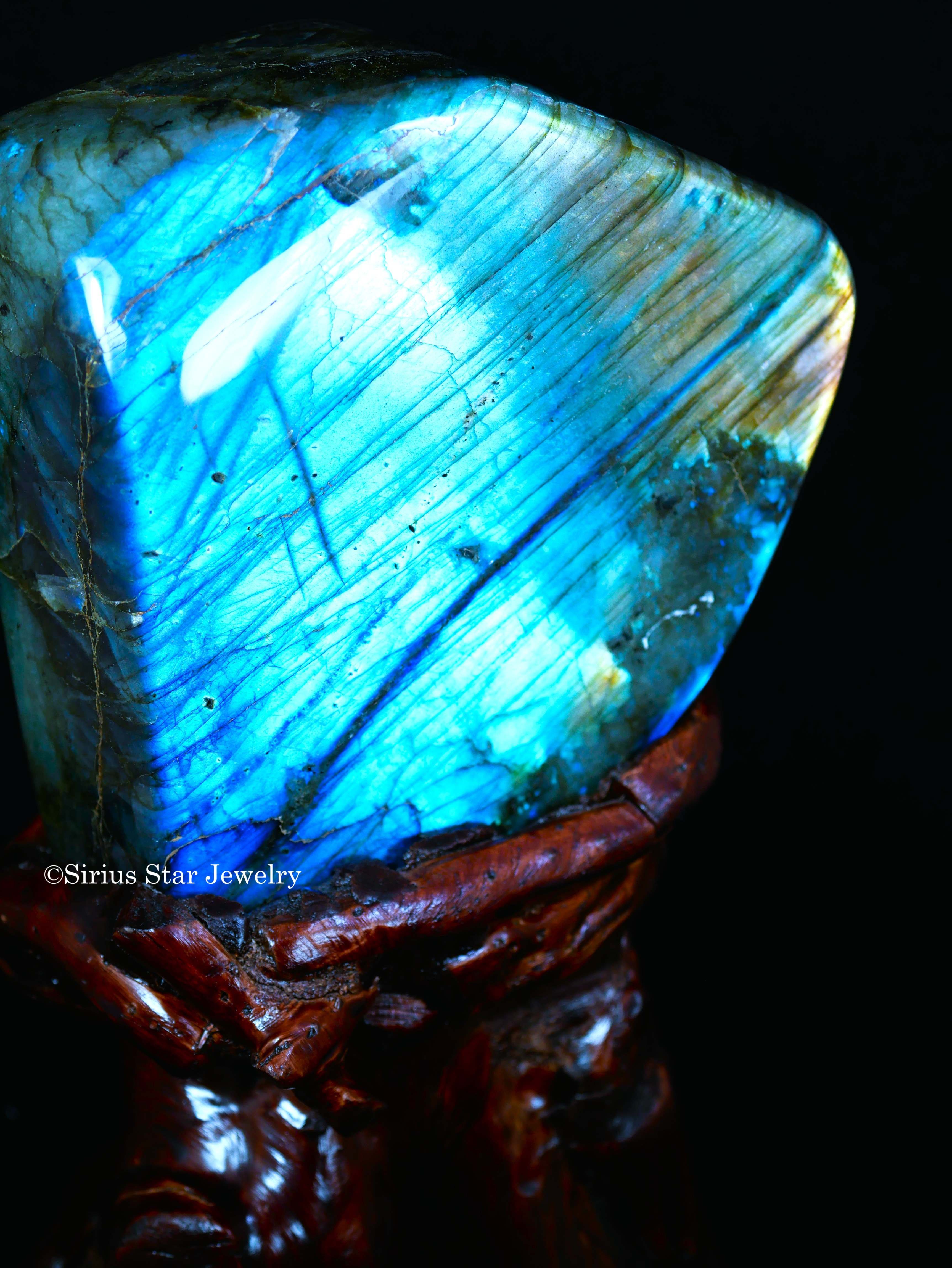 宇宙の魔法石ラブラドライト原石 ヒュージ（台付き）｜シリウス