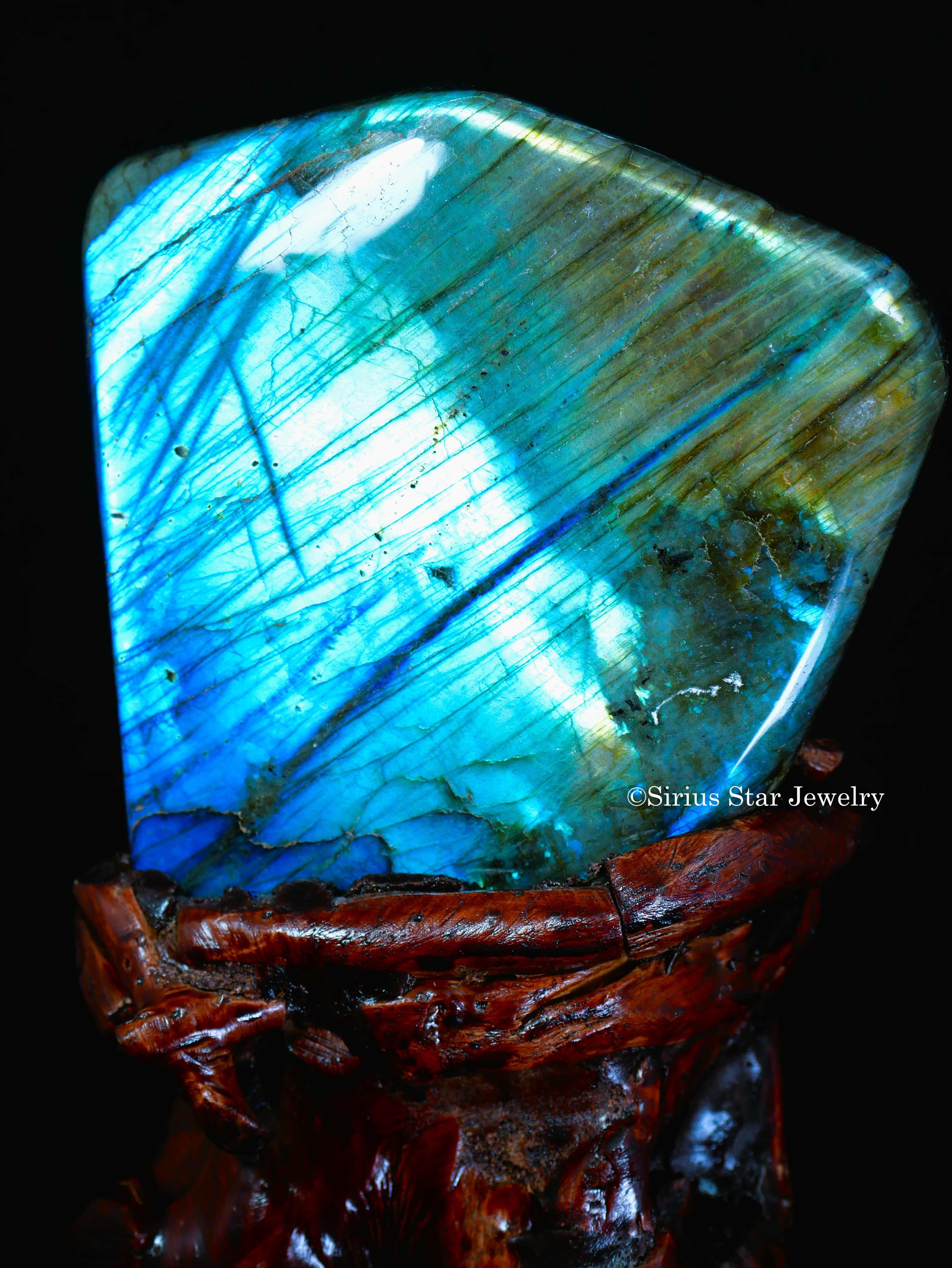 ラブラドライト 宇宙の魔法石ラブラドライト原石 ヒュージ（台付き）｜シリウス