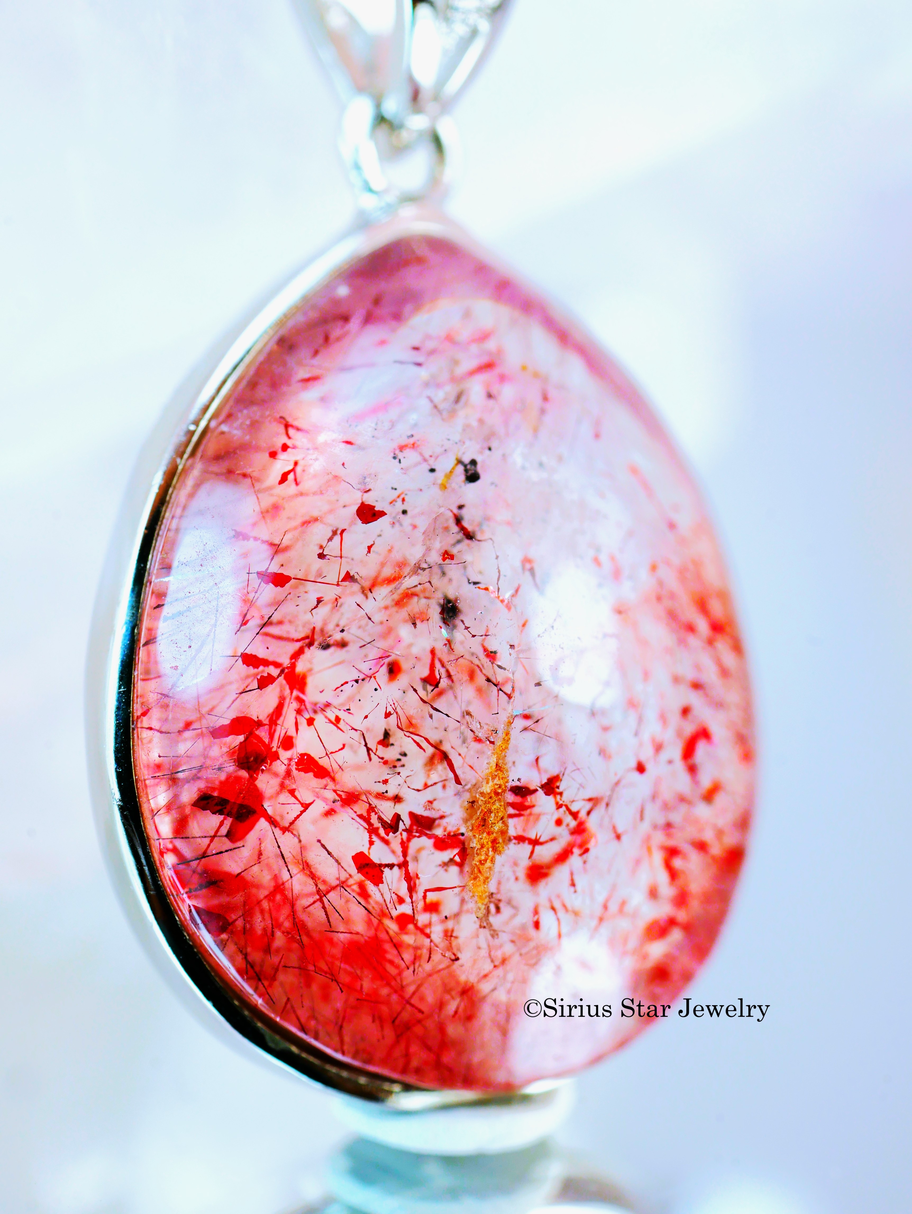 愛と情熱のストロベリースーパーセブンペンダント　ラージ　しずく型