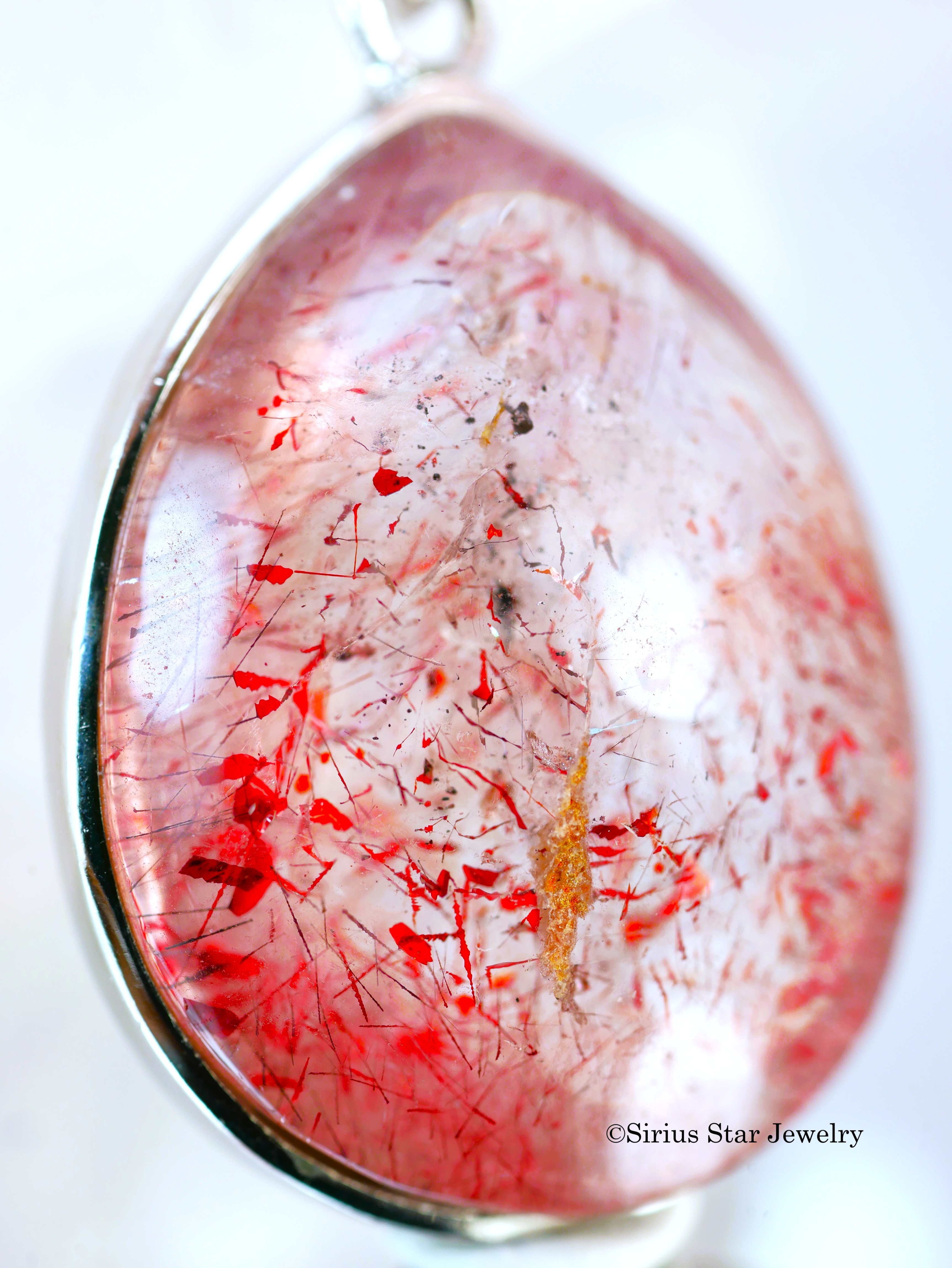 愛と情熱のストロベリースーパーセブンペンダント　ラージ　しずく型