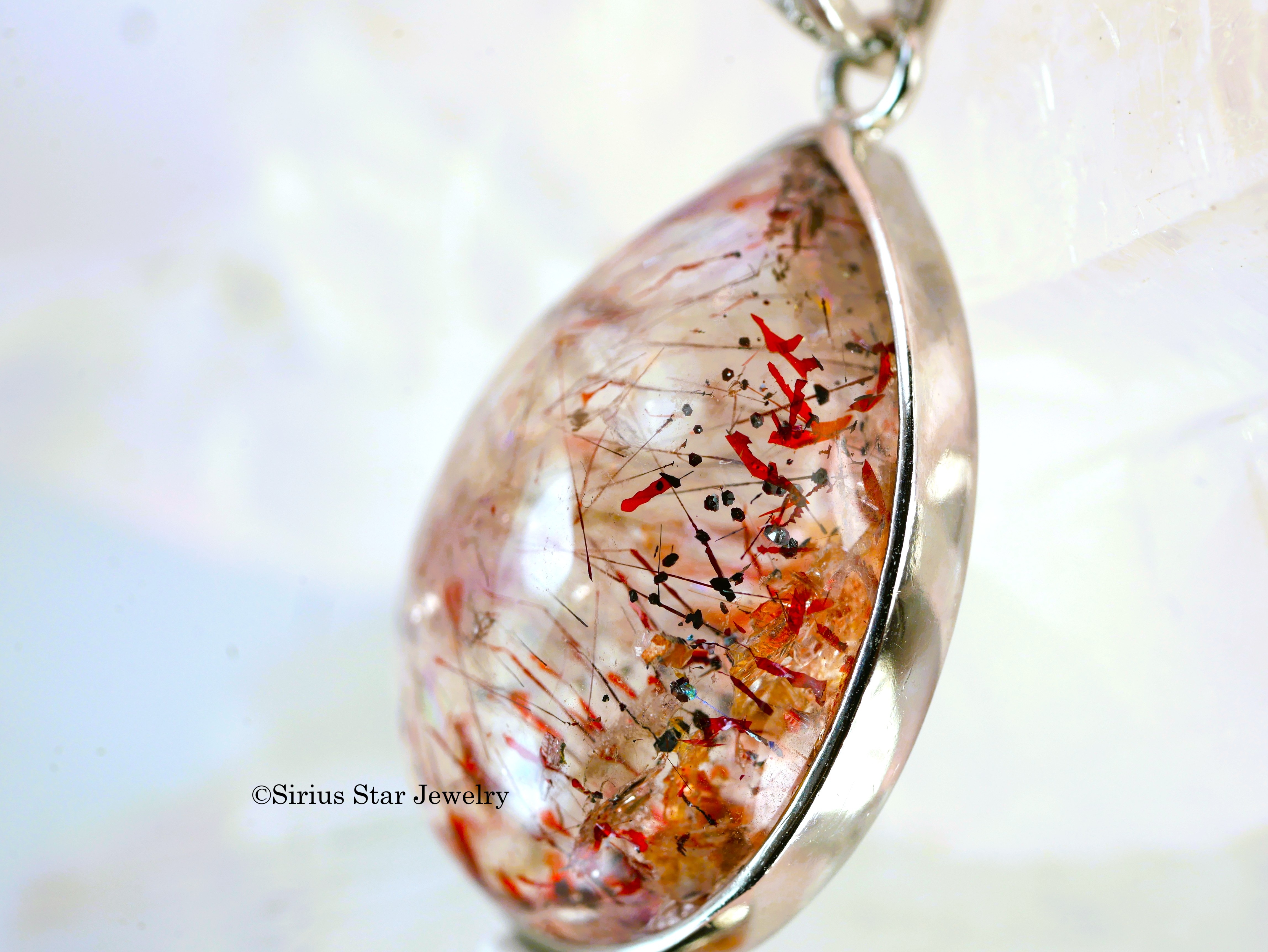 愛と情熱のストロベリースーパーセブンペンダント　スモール　しずく型