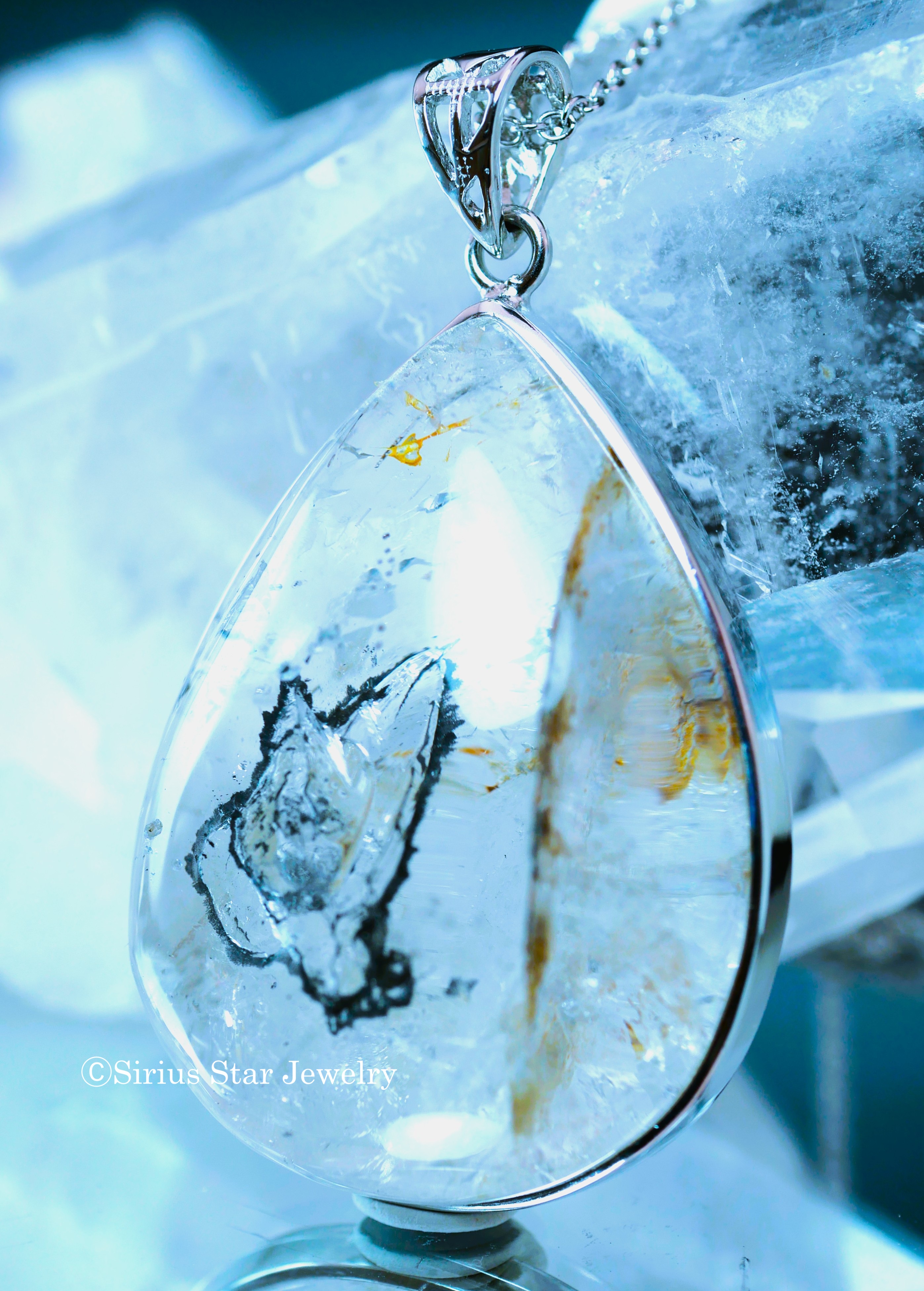 ウォーターインクォーツ　ペンダントラージサイズ